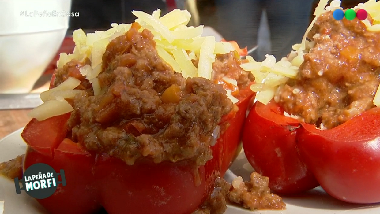 Morrones rellenos con bolognesa y queso.