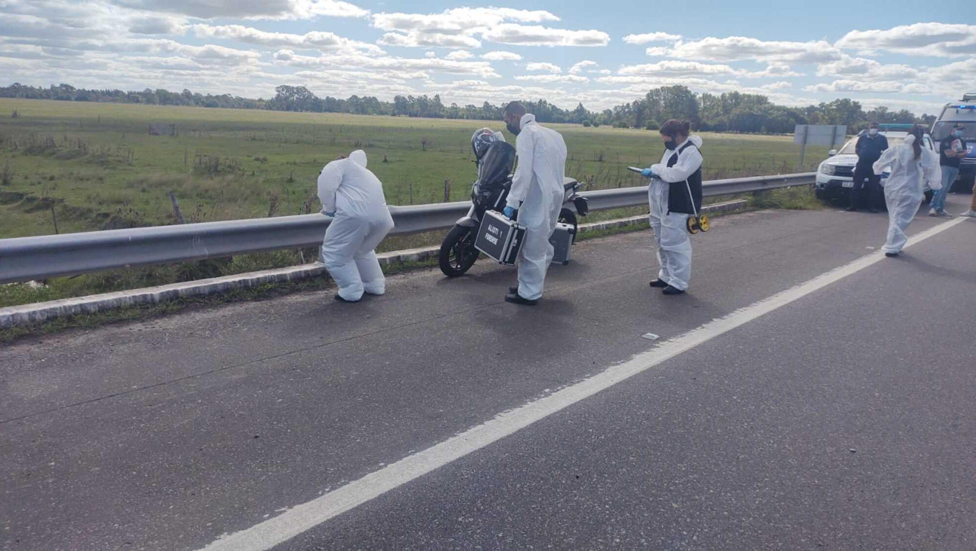 El cadáver fue hallado a la vera de la Ruta 2, en el kilómetro 67, a la altura de la localidad platense de Lisandro Olmos.