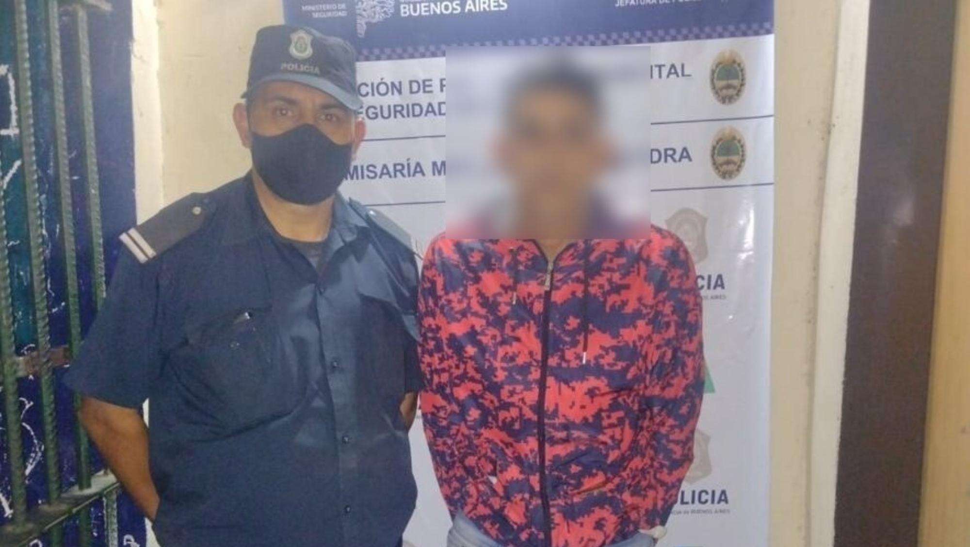 Este es uno de los individuos que fue capturado por los funcionarios policiales.