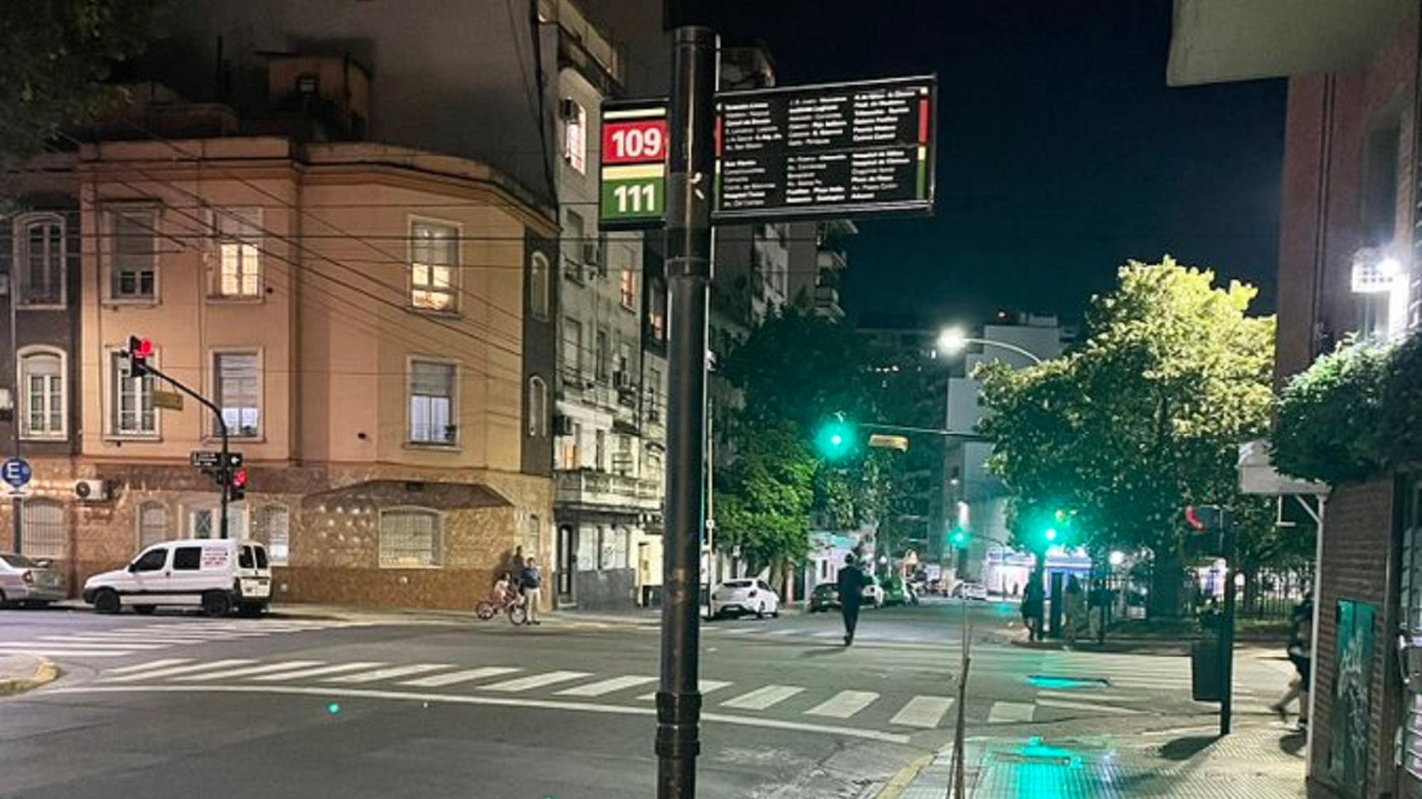 Un yanqui quedó alucinado con las paradas de bondi en la Argentina.