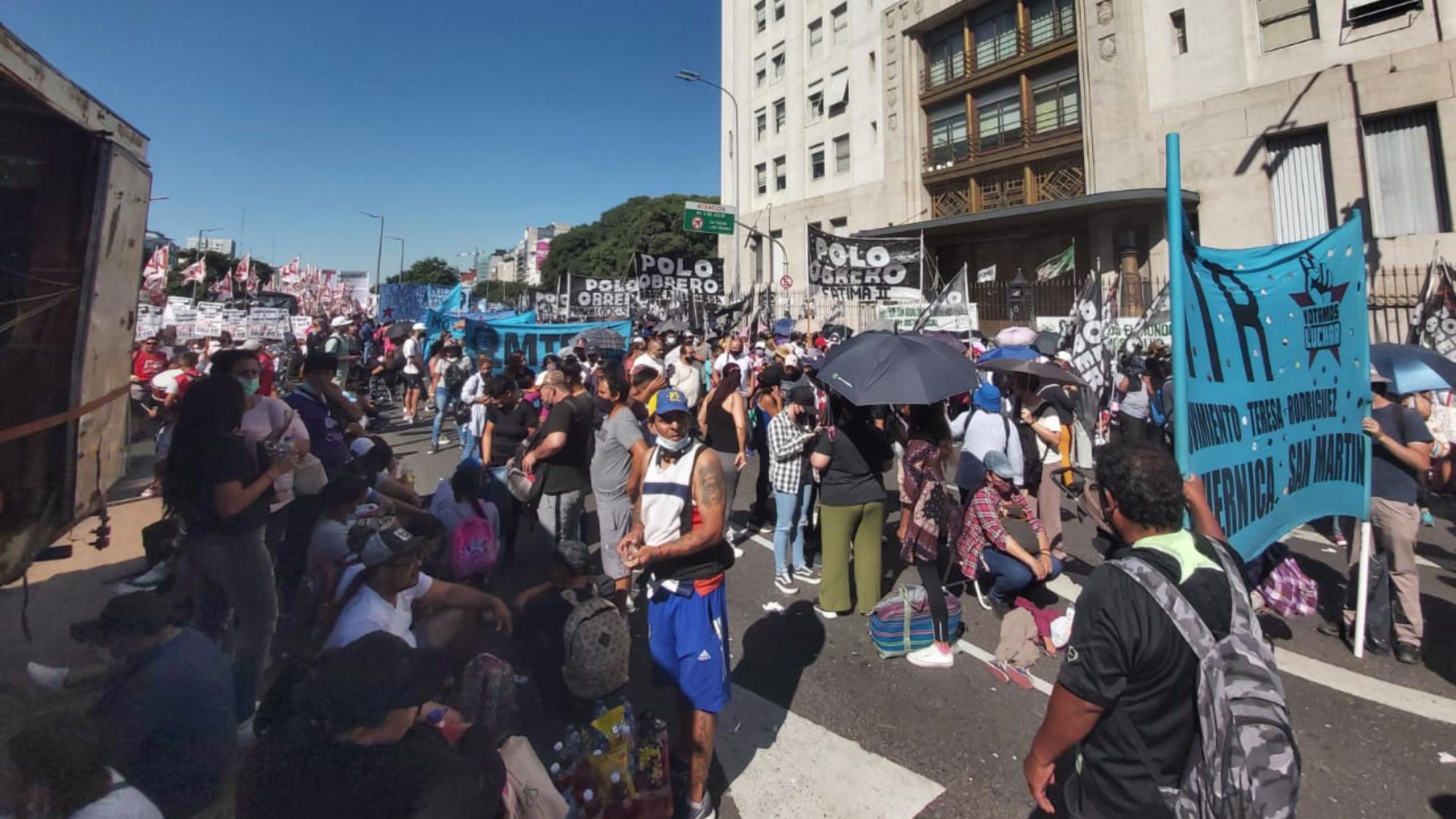 Los cortes se realizan frente al Ministerio de Trabajo y al Ministerio de Desarrollo Social (Crónica/Fernando Pérez Re).