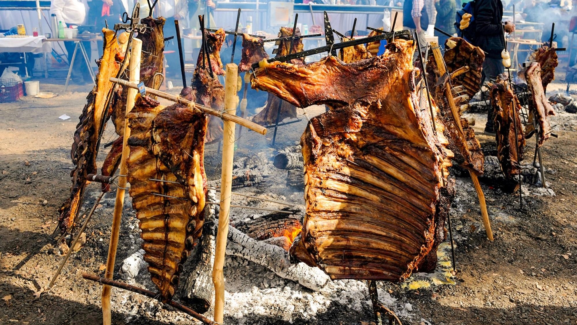 Prepará un auténtico asado a la estaca siguiendo estos simples pasos.