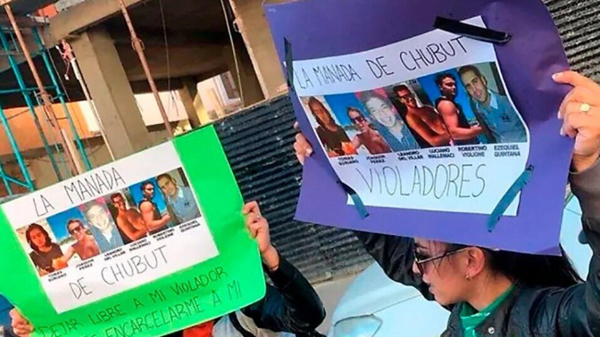 Organizaciones feministas que aguardaron durante toda la mañana el fallo se manifestaron frente al edificio. 