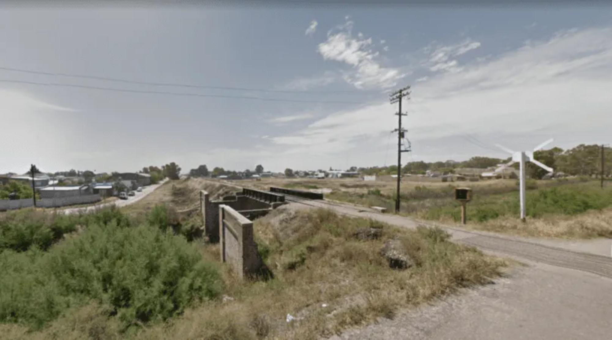 El sujeto cayó desde un puente que cruza un canal (Google Street View).