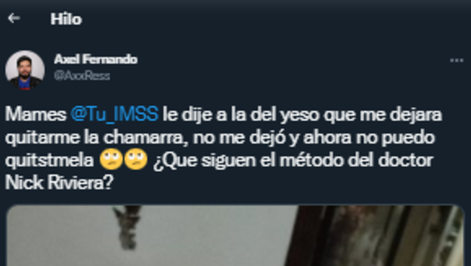 Un usuario contó en Twitter que no le dejaron sacarse la campera antes de ponerle un yeso. (Captura de pantalla).