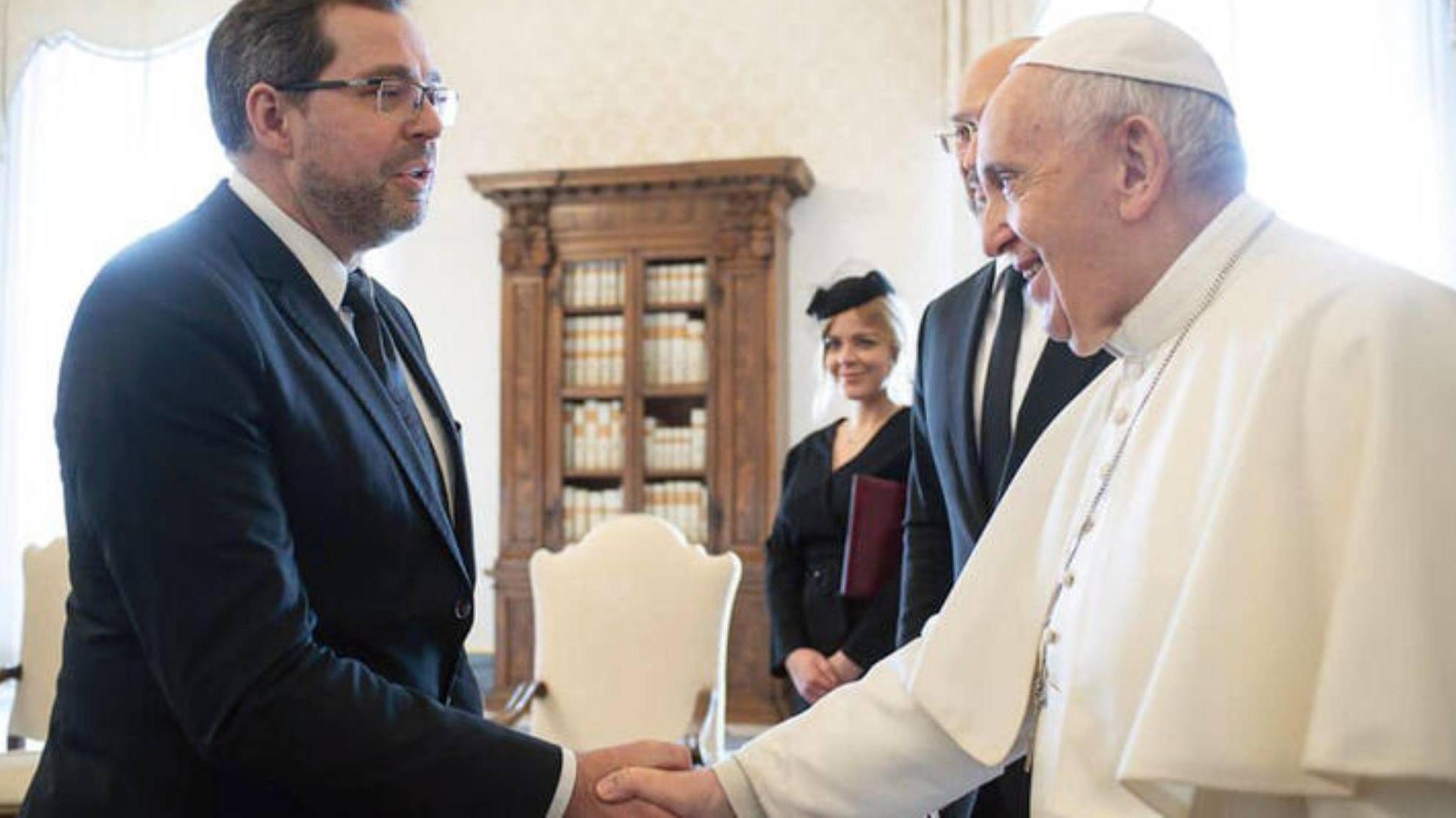 Ucrania aseguró que una visita del Papa Francisco pondría fin a la guerra.