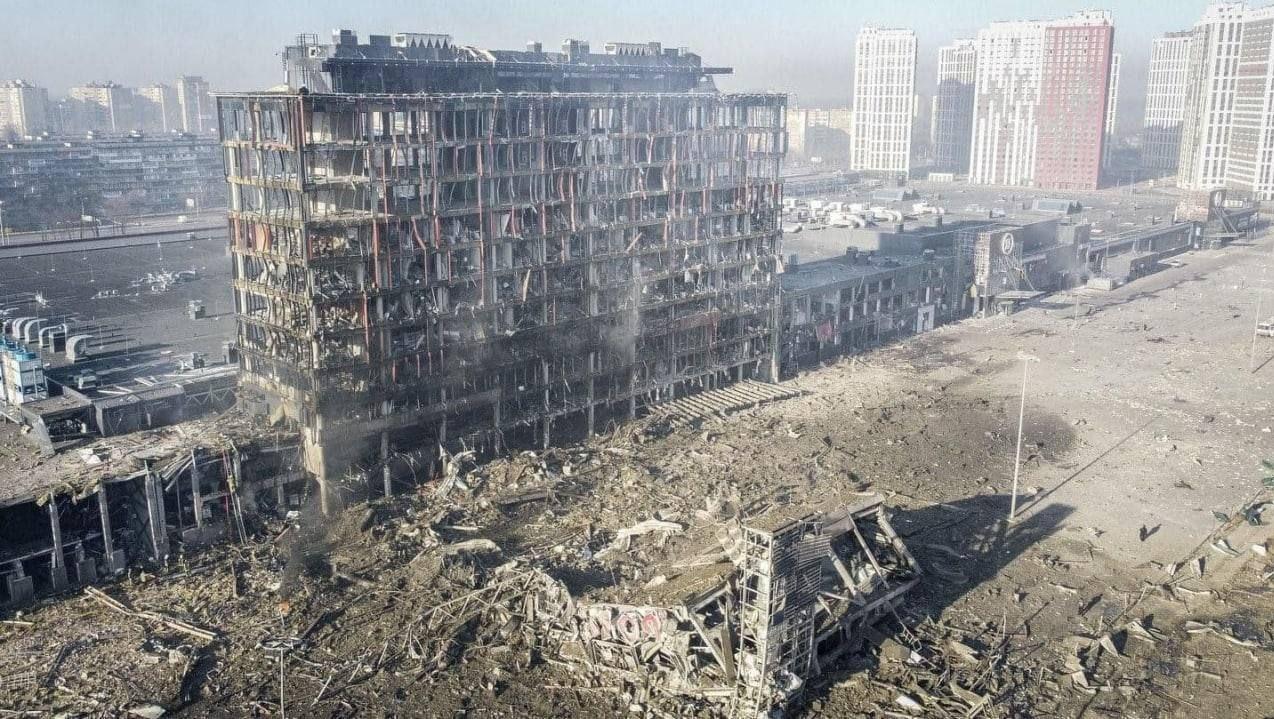 Así quedó destruido el centro comercial Retroville, en el noroeste de Kiev.