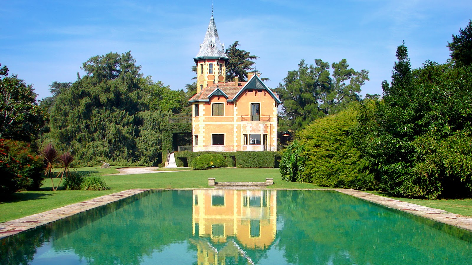 El castillo La Raquel se encuentra ubicado en la provincia de Buenos Aires.