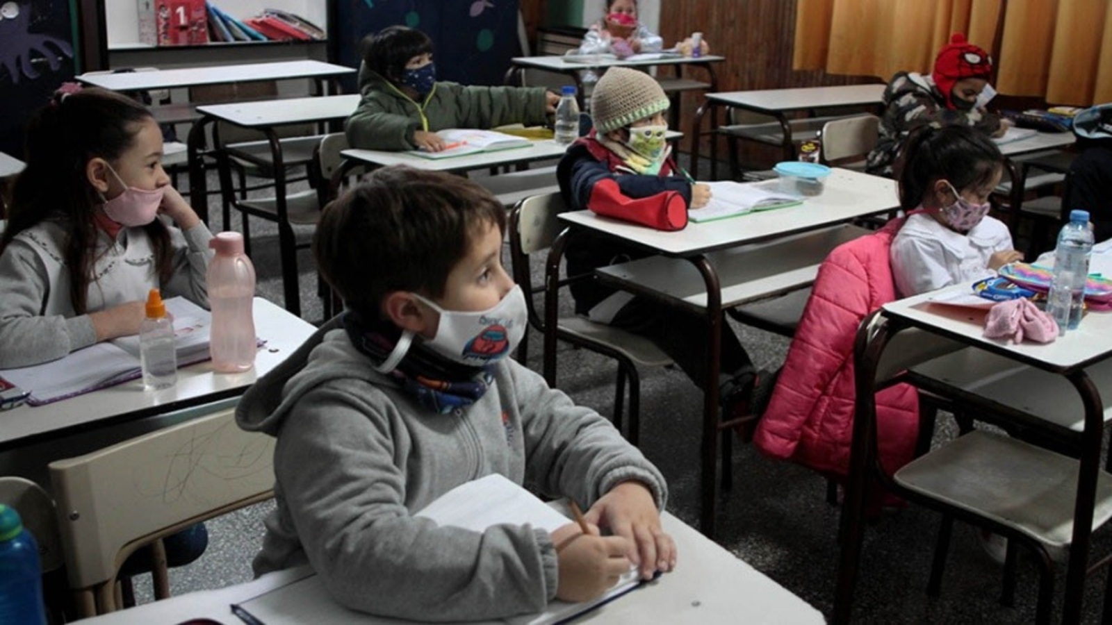 Dentro de las aulas de las escuelas porteñas ya no es obligatorio que los chicos utilicen barbijo (Télam/Archivo).