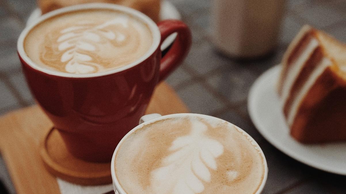 Pidió dos cafés y lo corrigieron por sus nombres en inglés. ¿Son lo mismo?