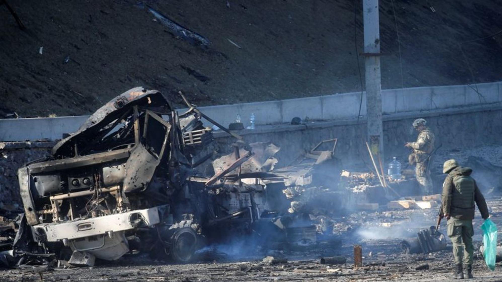 Camiones y otros vehículos destrozados por las bombas son utilizados como barricadas (gentileza El Periódico).