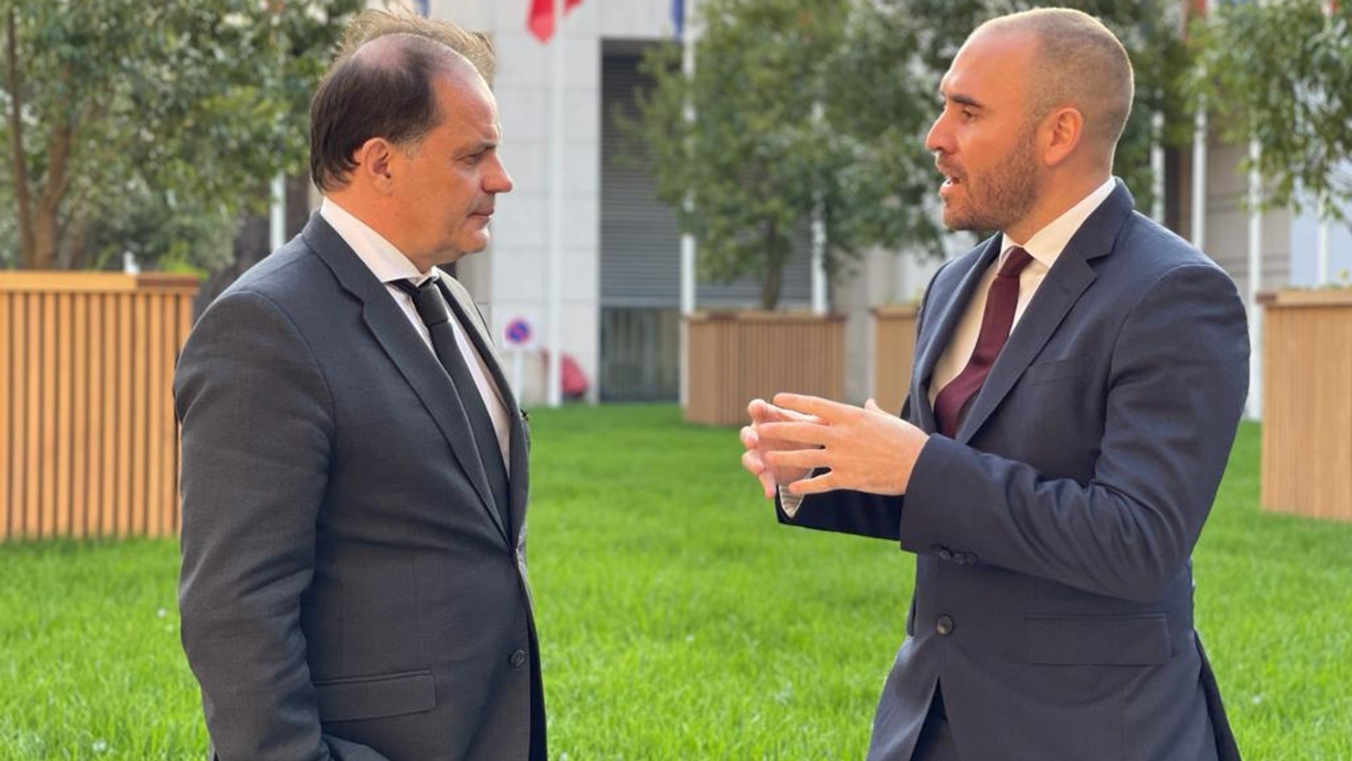 Martín Guzmán cara a cara con el titular del organismo, Emmanuel Moulin.