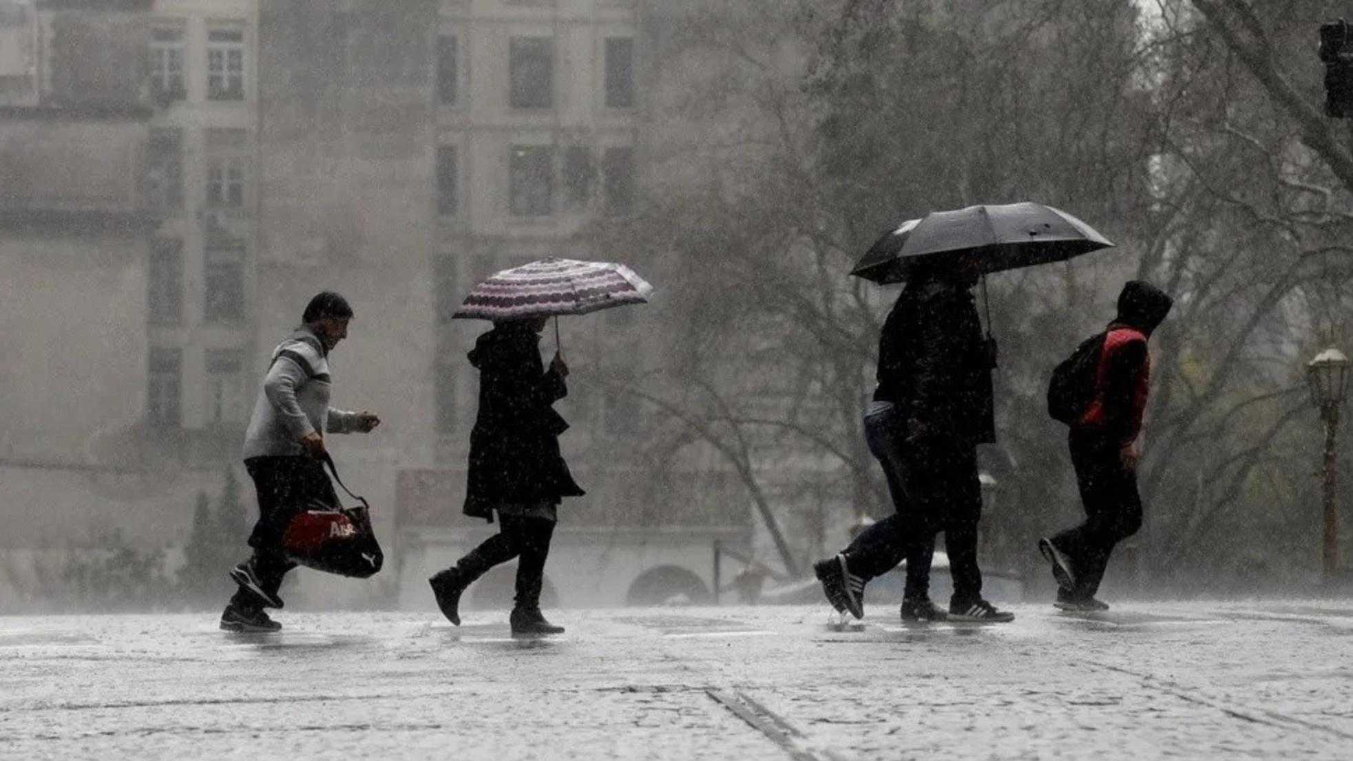 En la ciudad de Buenos Aires, Entre Ríos, La Pampa y San Luis rige la alerta amarilla por la misma condición meteorológica.