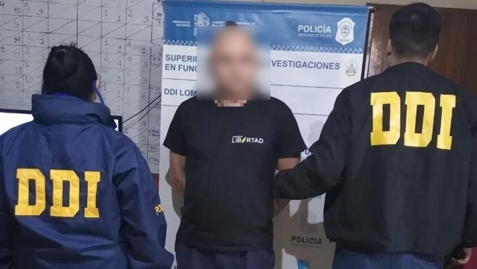 Este es el sujeto que fue capturado por los funcionarios policiales. 