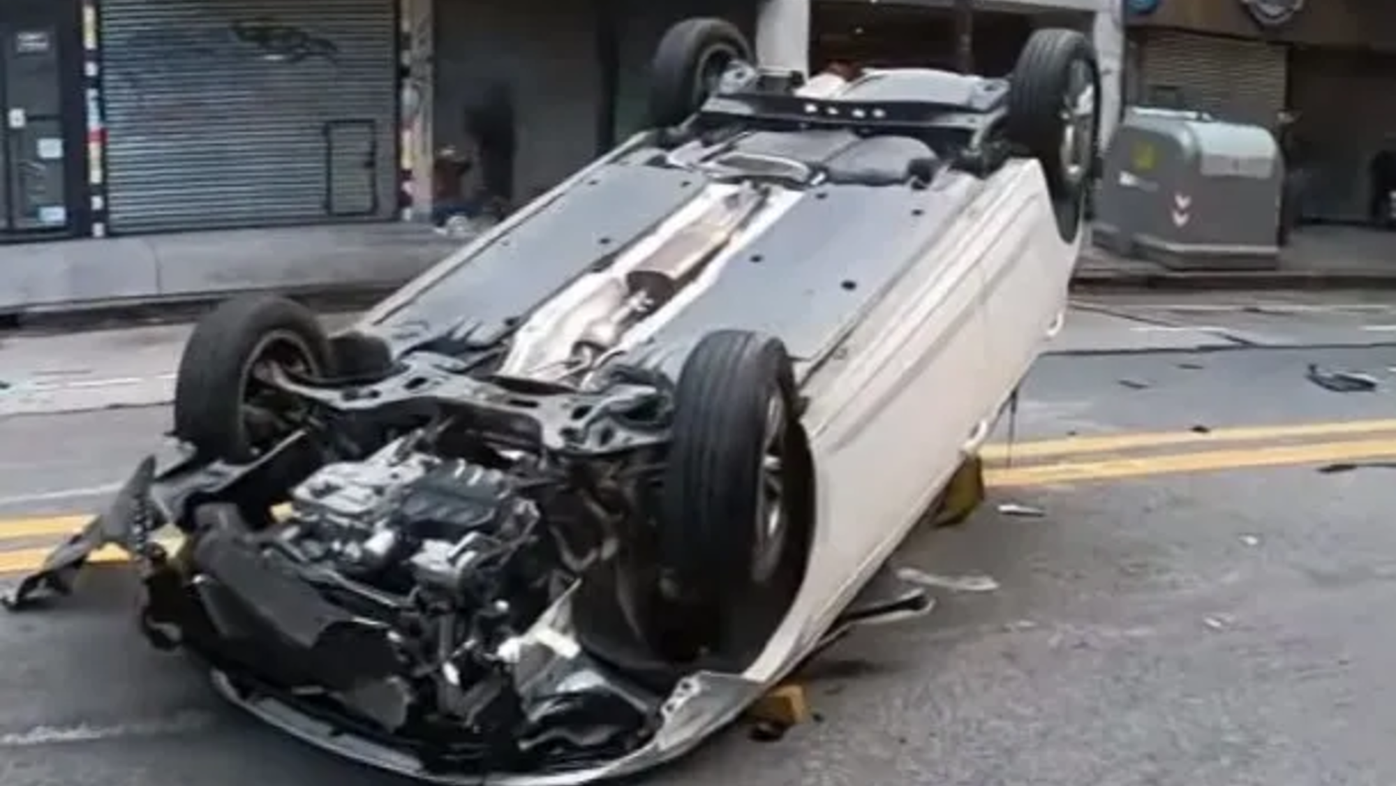 El conductor perdió el control y volcó en plena avenida  Santa Fe. 