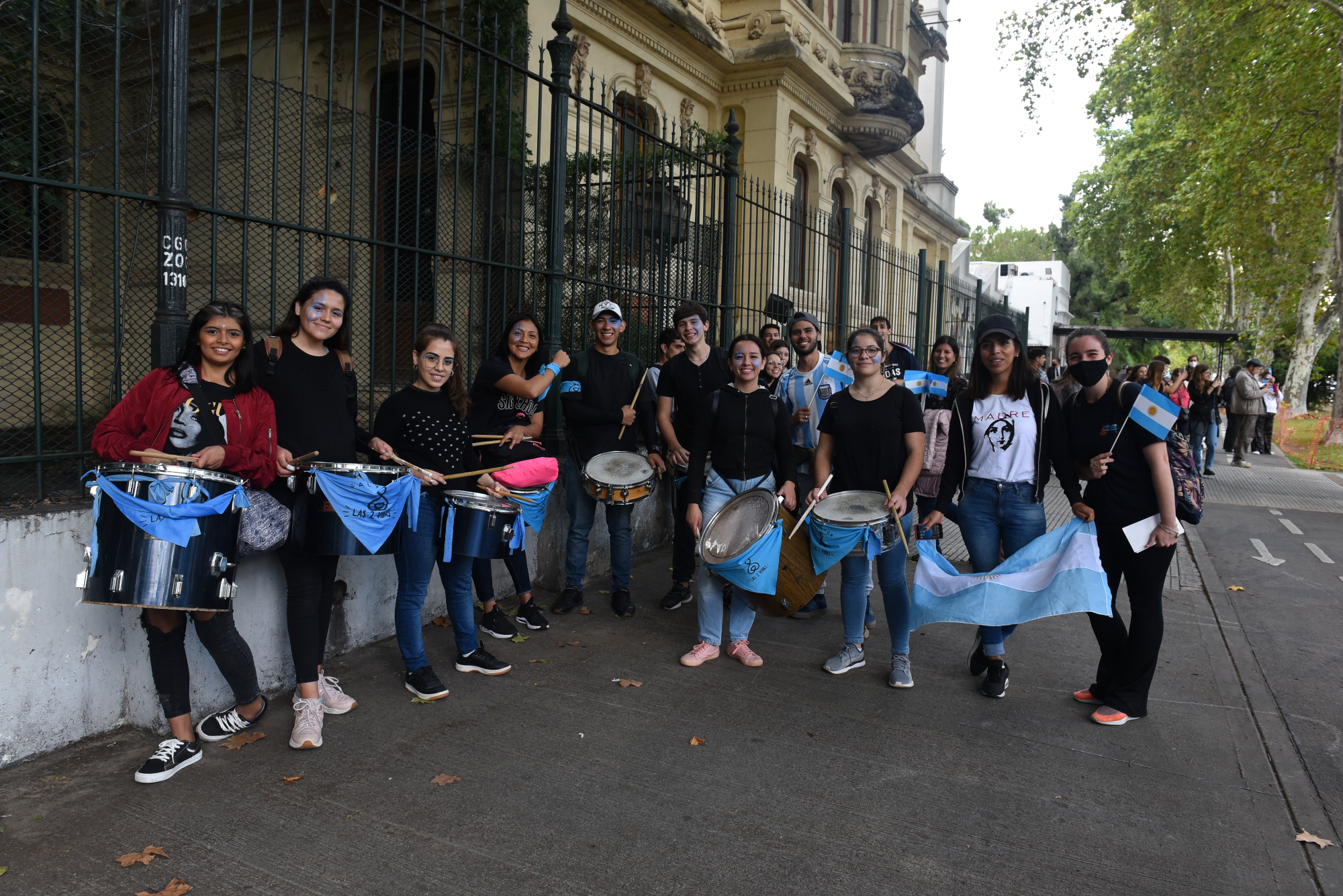 La música y los cánticos, una postal repetida en la marcha. (Crónica/Jonatan Moreno)