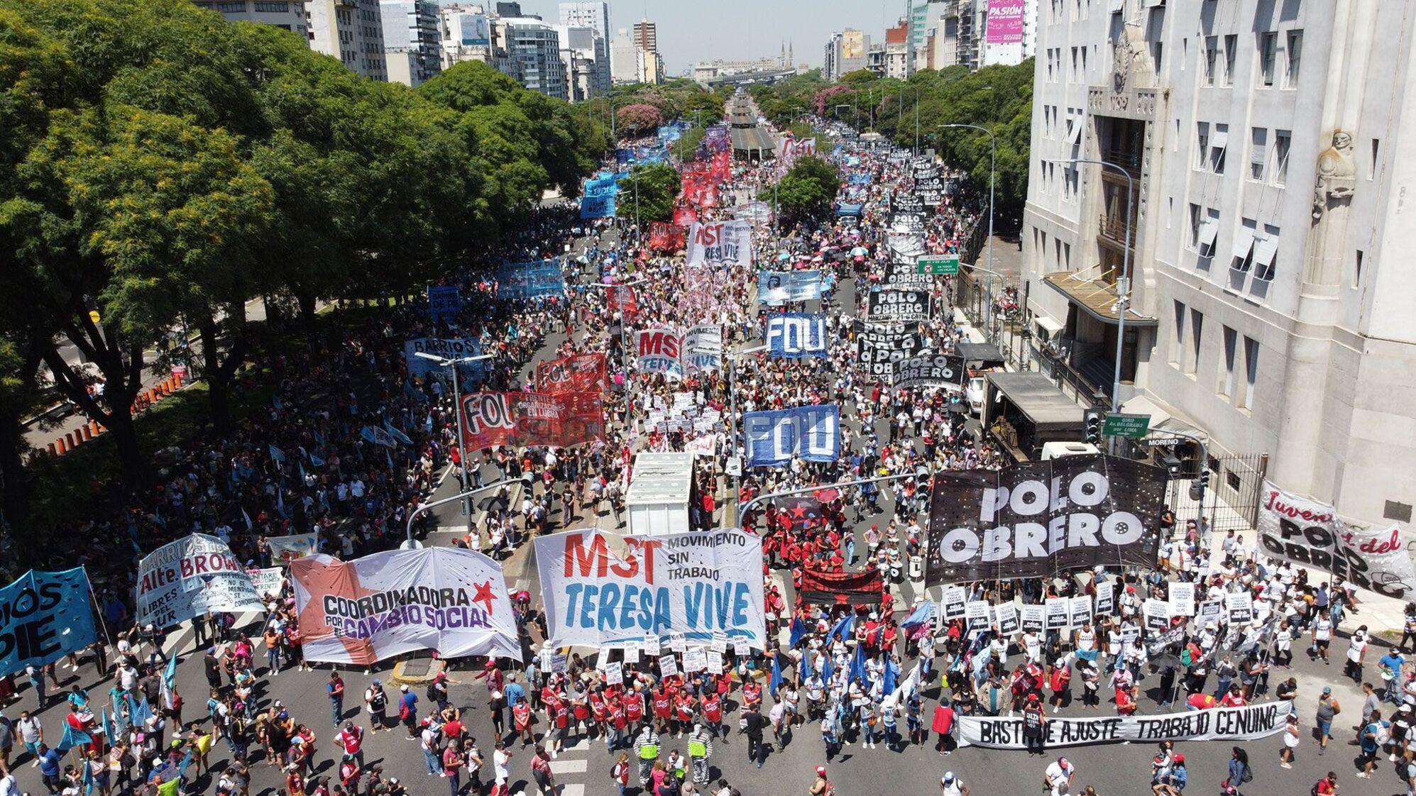 Las organizaciones vienen realizando masivas marchas y también han montado acampes en pleno centro porteño.