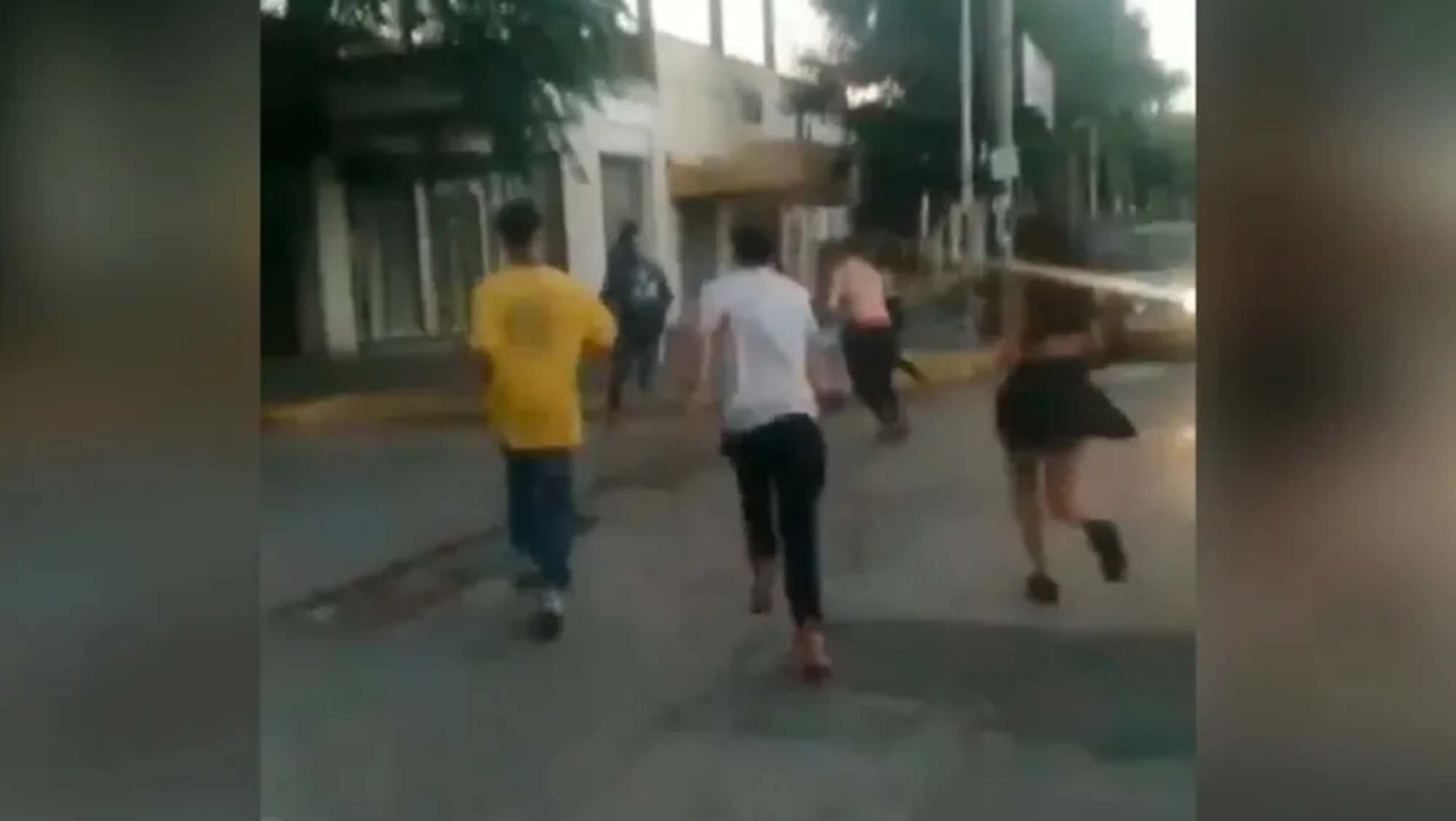 Un grupo de jóvenes golpeó a un otro que estaba junto a dos amigas a la salida de un boliche