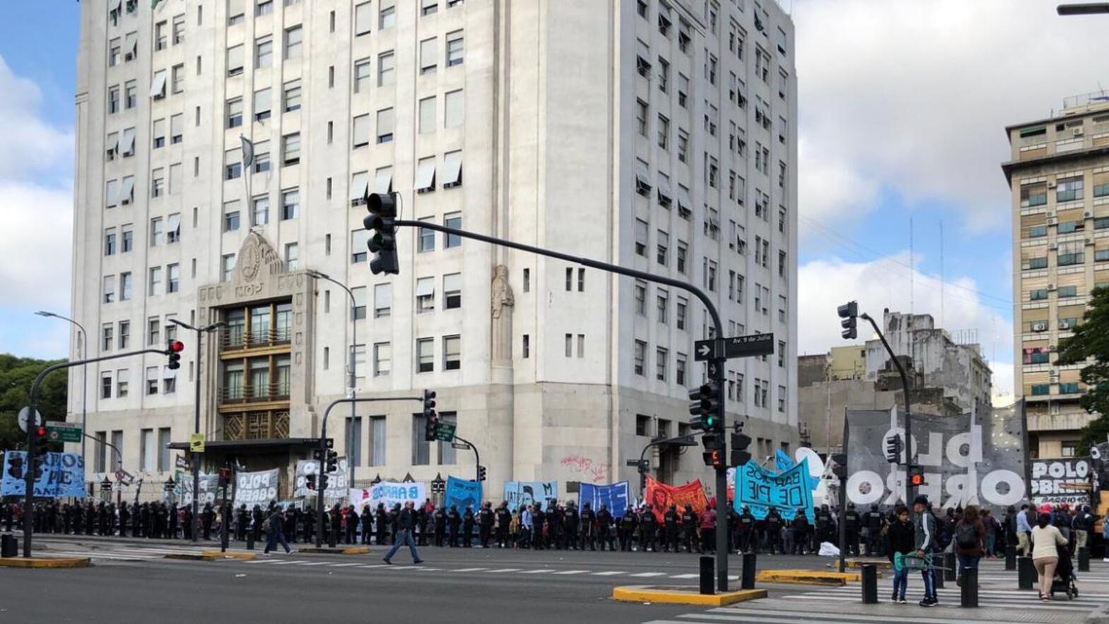 Marcha frente a Desarrollo Social: manifestantes intentan acampar en la 9 de julio.