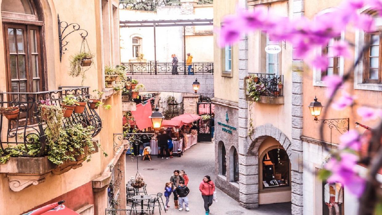 Locales gastronómicos y comerciales, ferias los sábados, teatro y juegos para los más chiquitos: conocé Plaza Canning, a tan solo 30 kilómetros de la Ciudad de Buenos Aires.