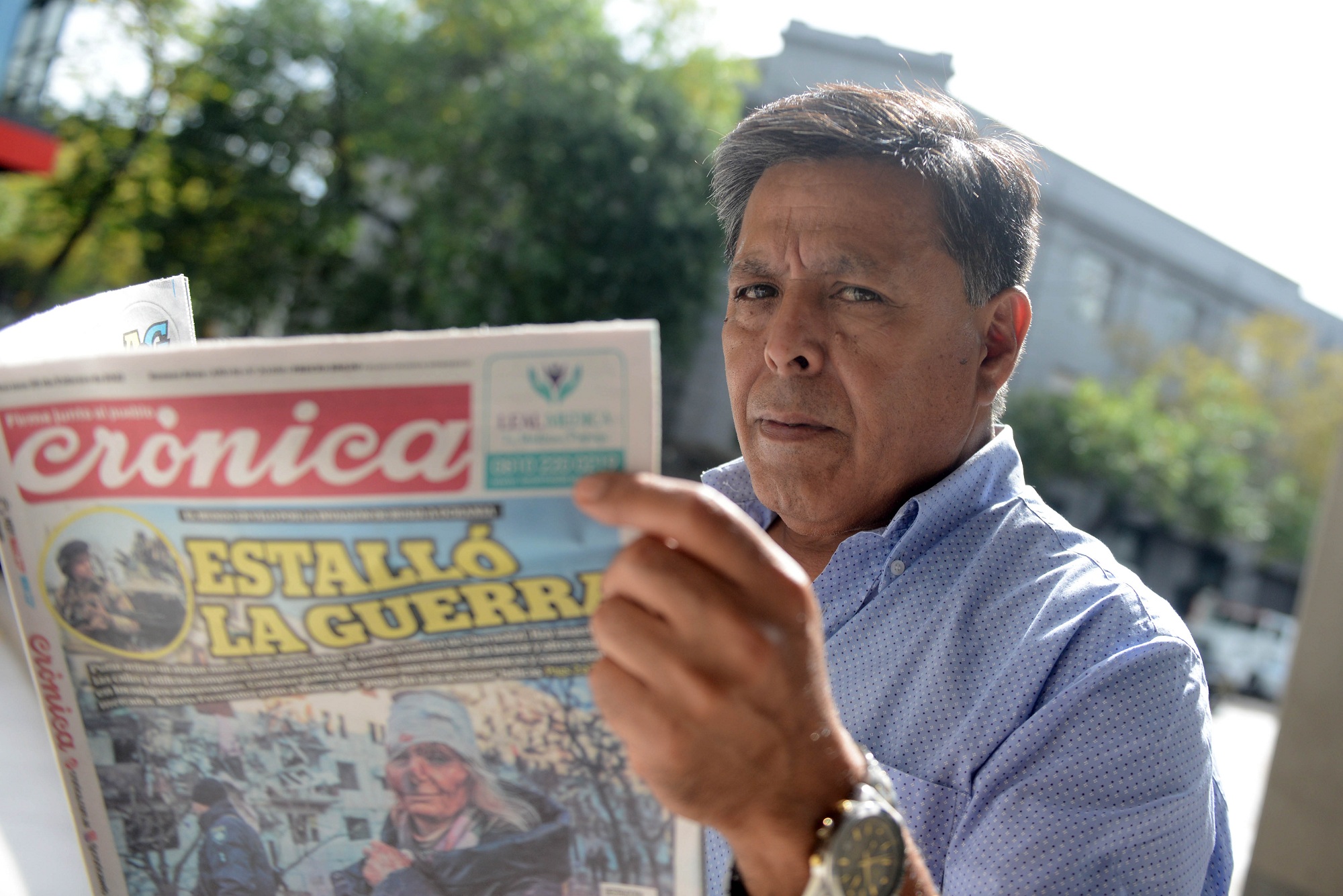 Saúl, junto a un ejemplar de Crónica. (Hernán Nersesián/Crónica)