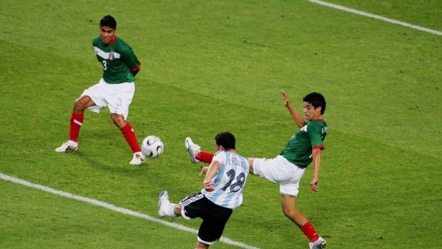 El recordado gol de Maxi Rodríguez contra México en 2006.