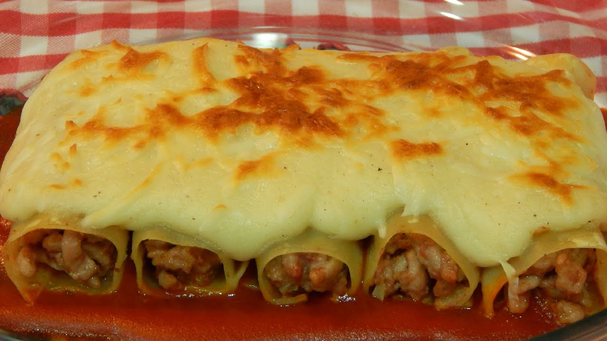 Estos canelones de pollo con salsa blanca son ideales para comer en familia.