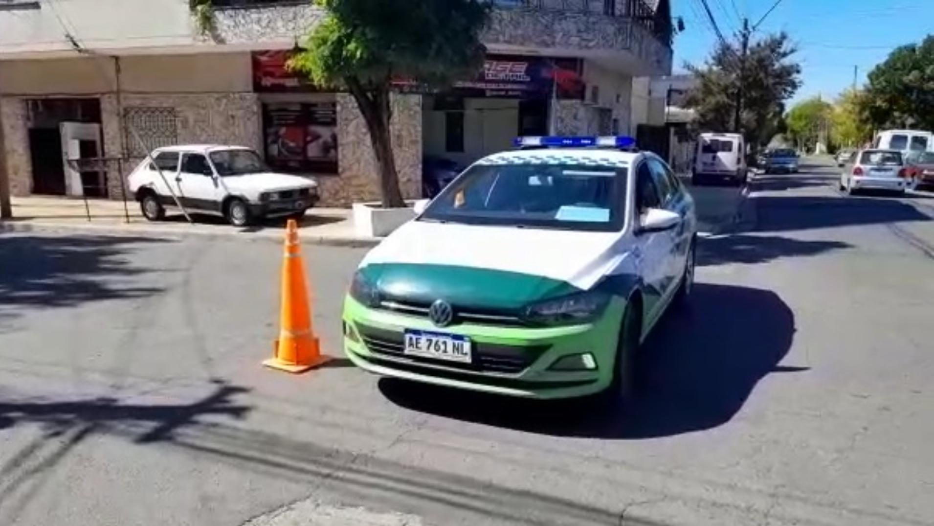 Los uniformados rodearon el vecindario para arrestar a los prófugos.