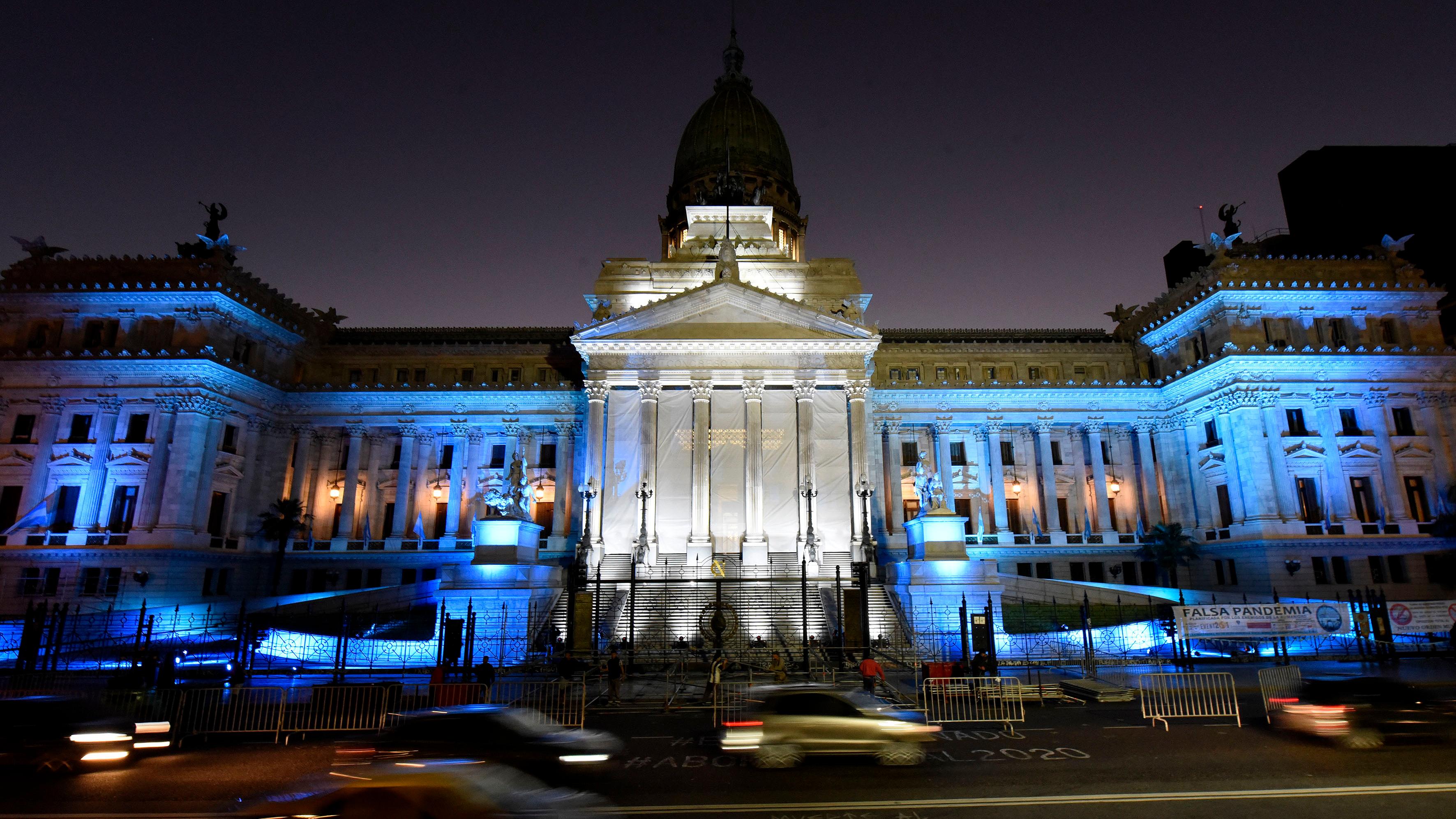 El Congreso Nacional iluminado con los colores de la bandera argentina, en vísperas del 40 aniversario de la Gesta de Malvinas (Télam).