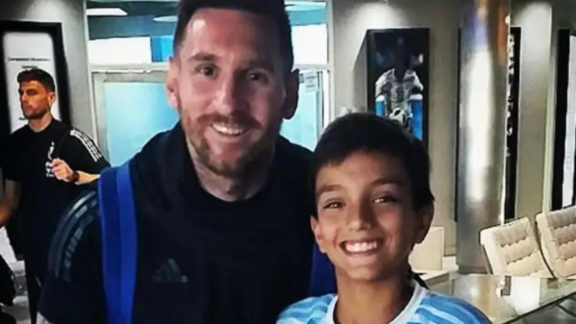 Messi junto a Juani, el nene de 12 años que le dedicó un hermoso dibujo y se hizo viral en las redes.