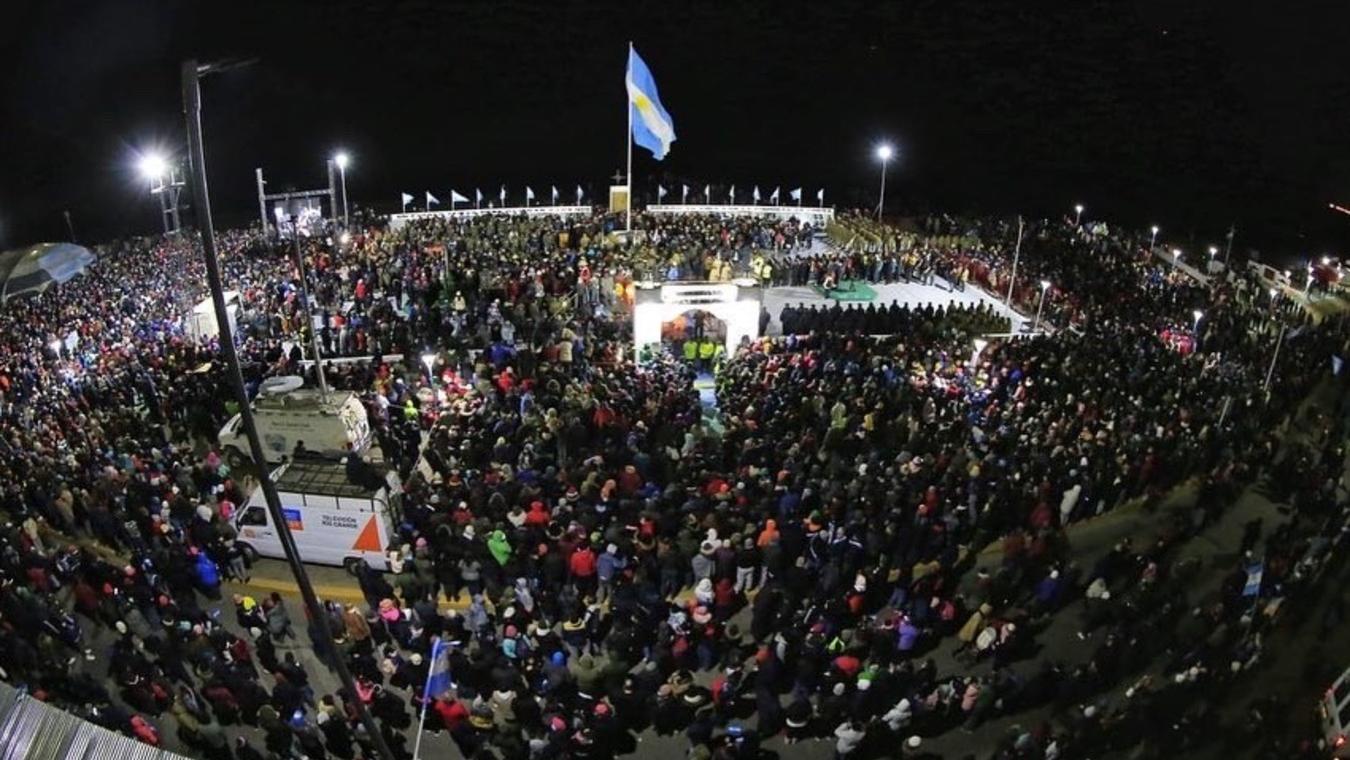 Un multitud estuvo presente en Río Grande en el acto en homenaje a los héroes de Malvinas (Twitter).