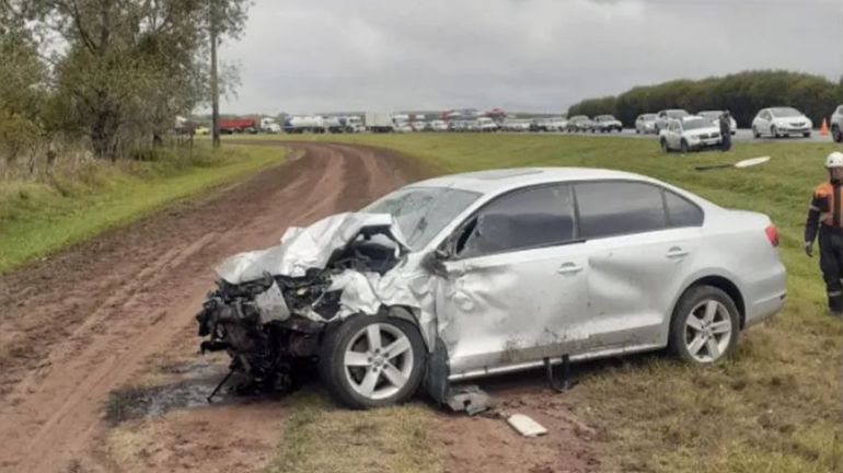 El auto Volskwagen Vento, luego de ser chocado por el conductor del Honda (Cortesía)