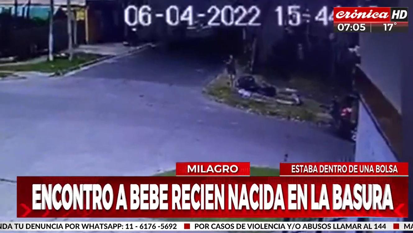 El estremecedor momento en que la mujer abandona a la beba entre la basura (Crónica HD).