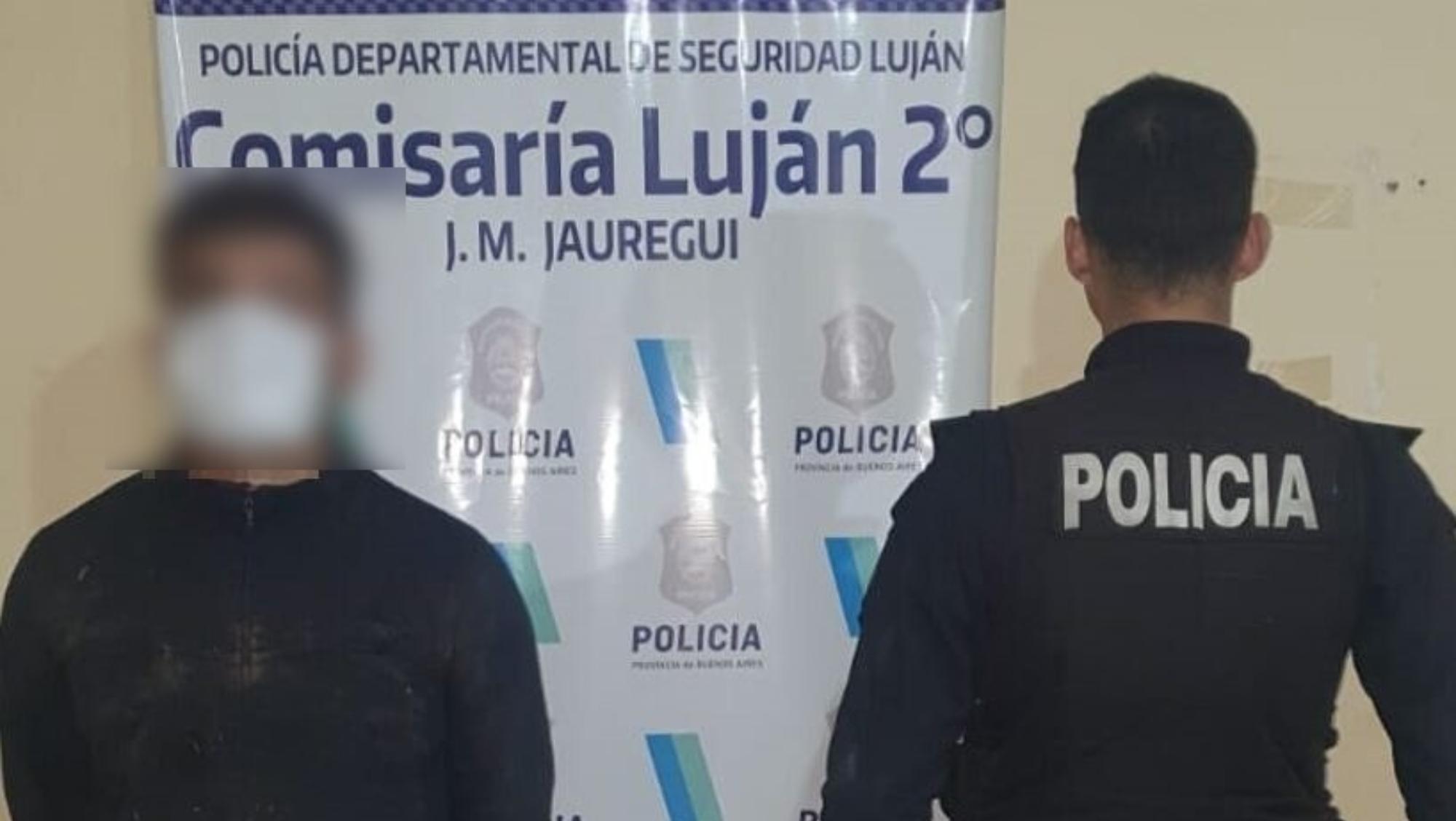 Este es uno de los individuos que fue capturado por los funcionarios policiales.