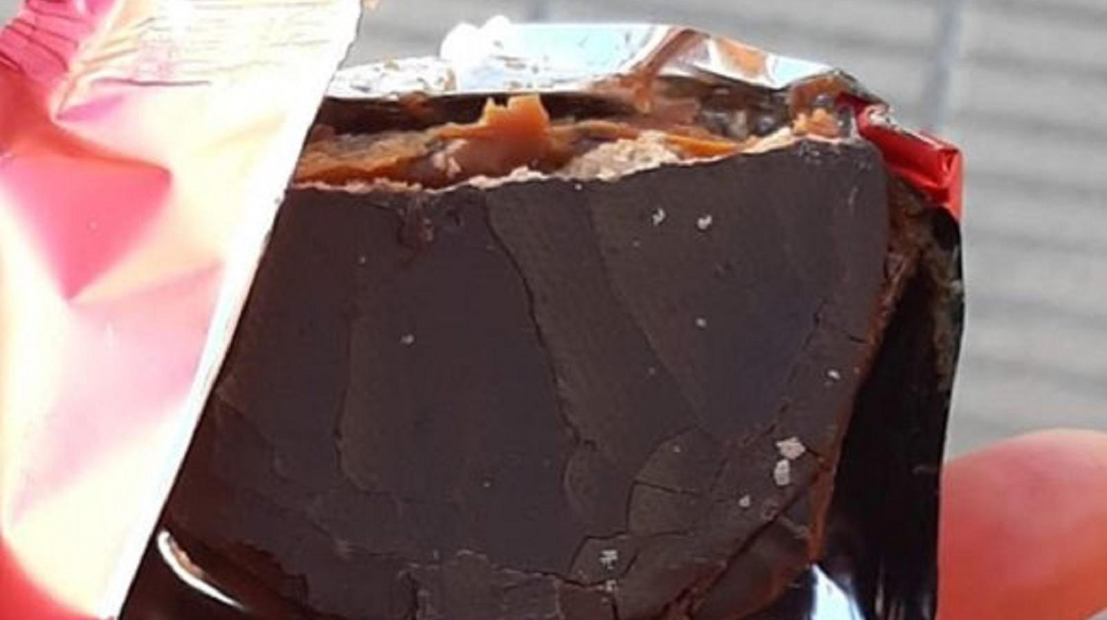 Un joven compró un alfajor de una reconocida marca y le vino medio de más.