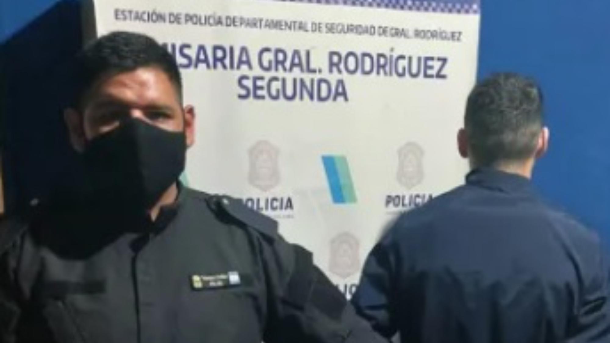 Este es el efectivo policial, de 22 años, que fue arrestado por los investigadores.