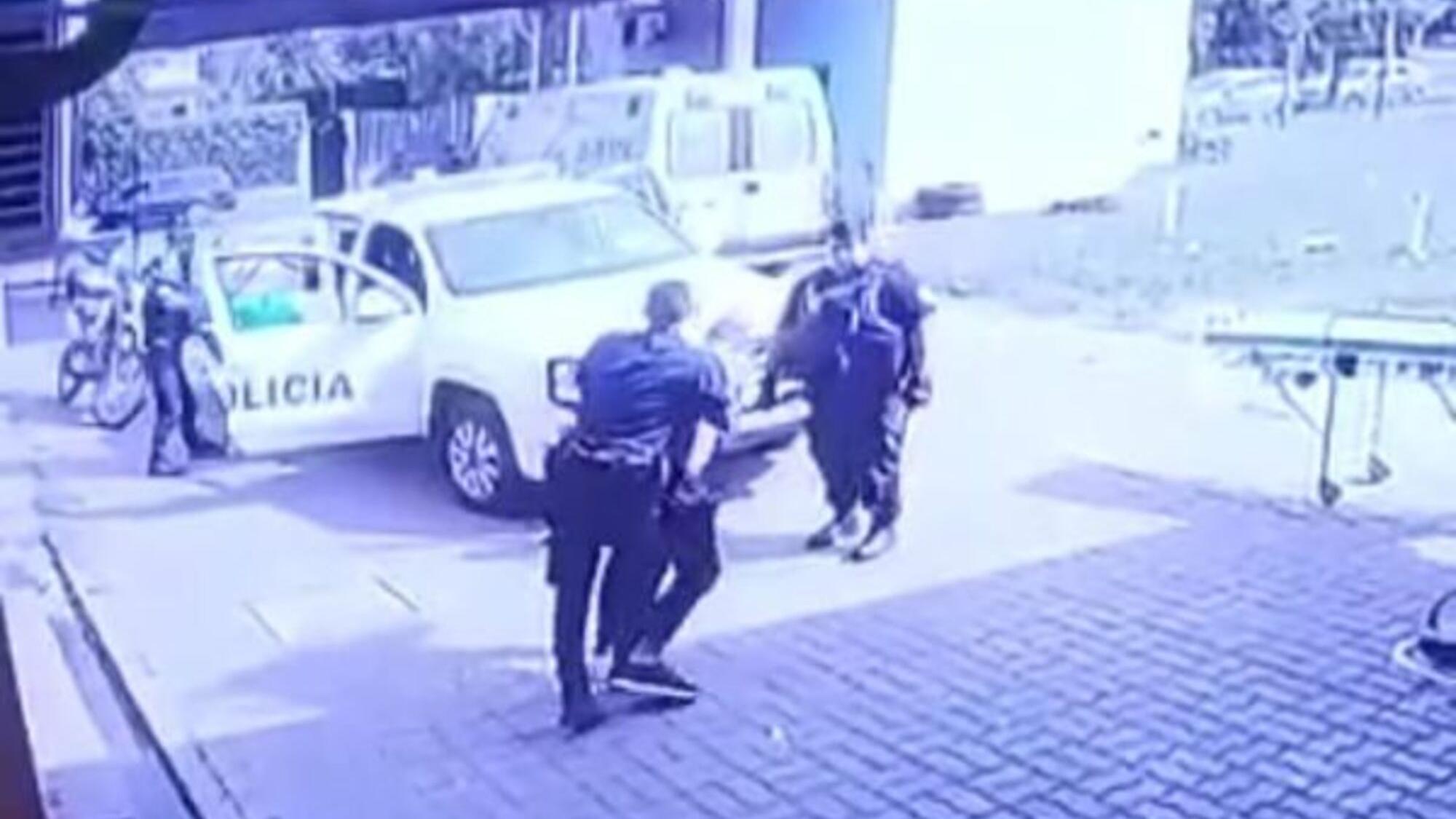 El detenido efectuó tres disparos a quemarropa y el uniformado fue impactado por una bala en el estómago (Captura de pantalla).