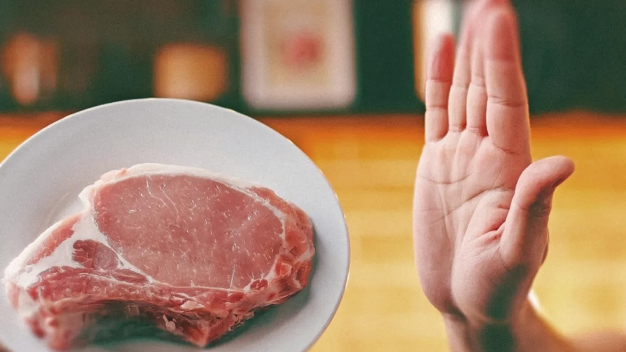 En semana santa, hay un día en el cual los fieles ayunan de la carne roja.