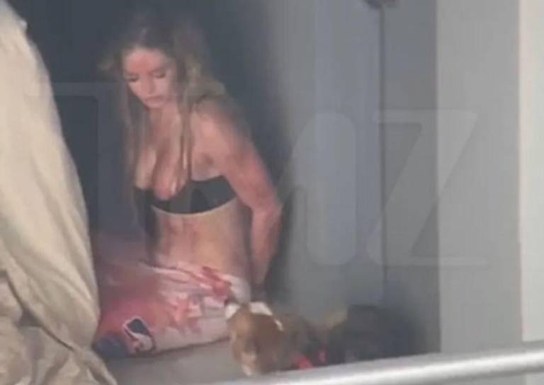 Imágenes del momento en que la policía arresta a la modelo. (Fuente: IG @tmz:tv)