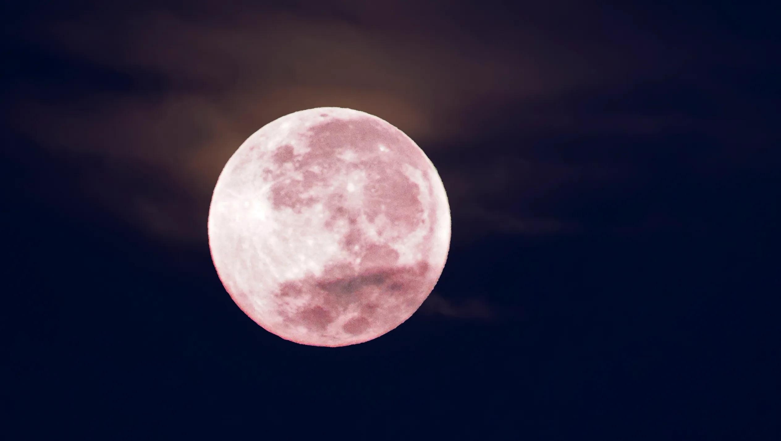 La luna rosa en Libra trae oportunidades de cambio, autoexploración y mucho romance.