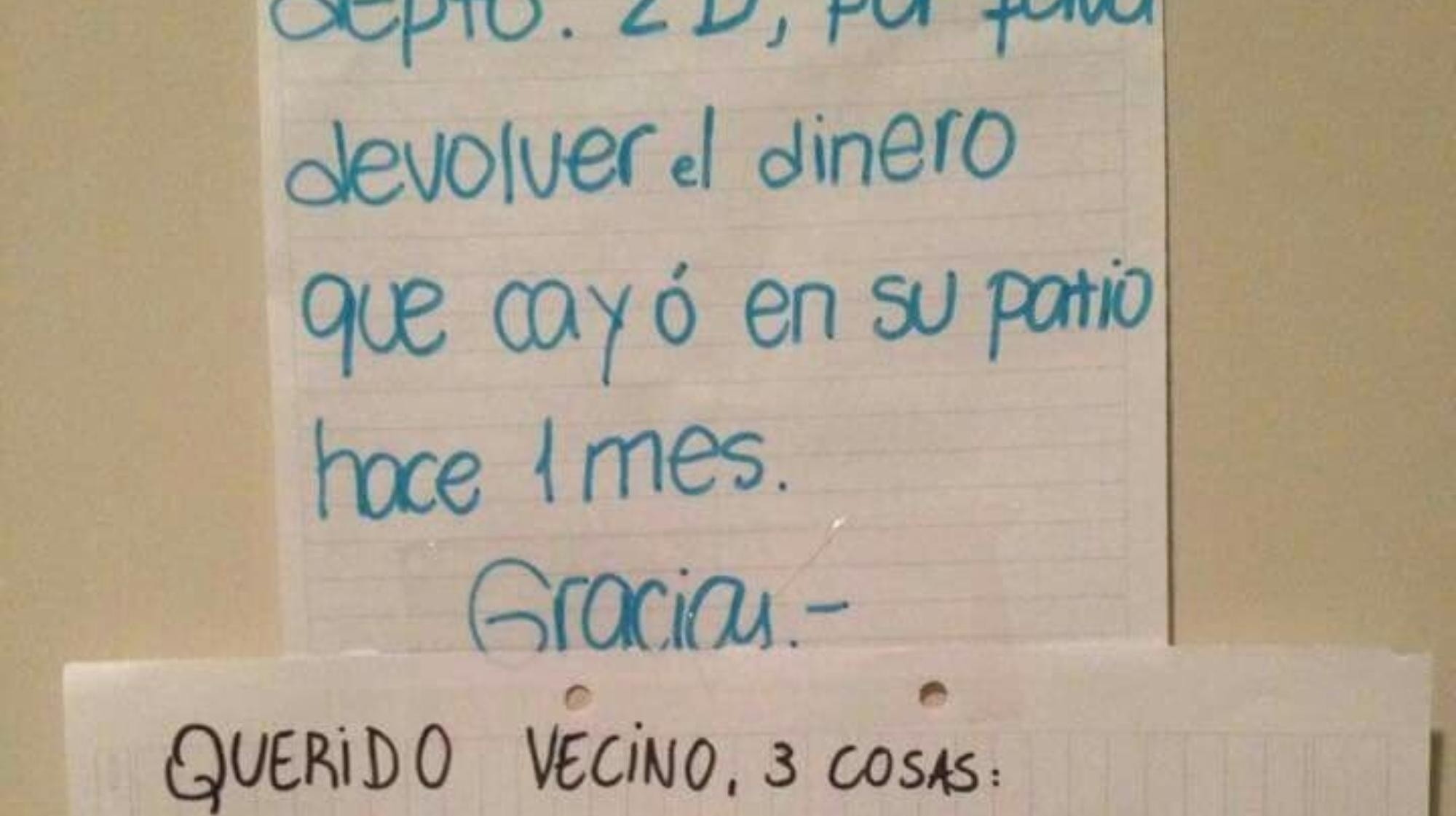 La foto de los agresivos carteles se volvió viral en Twitter.