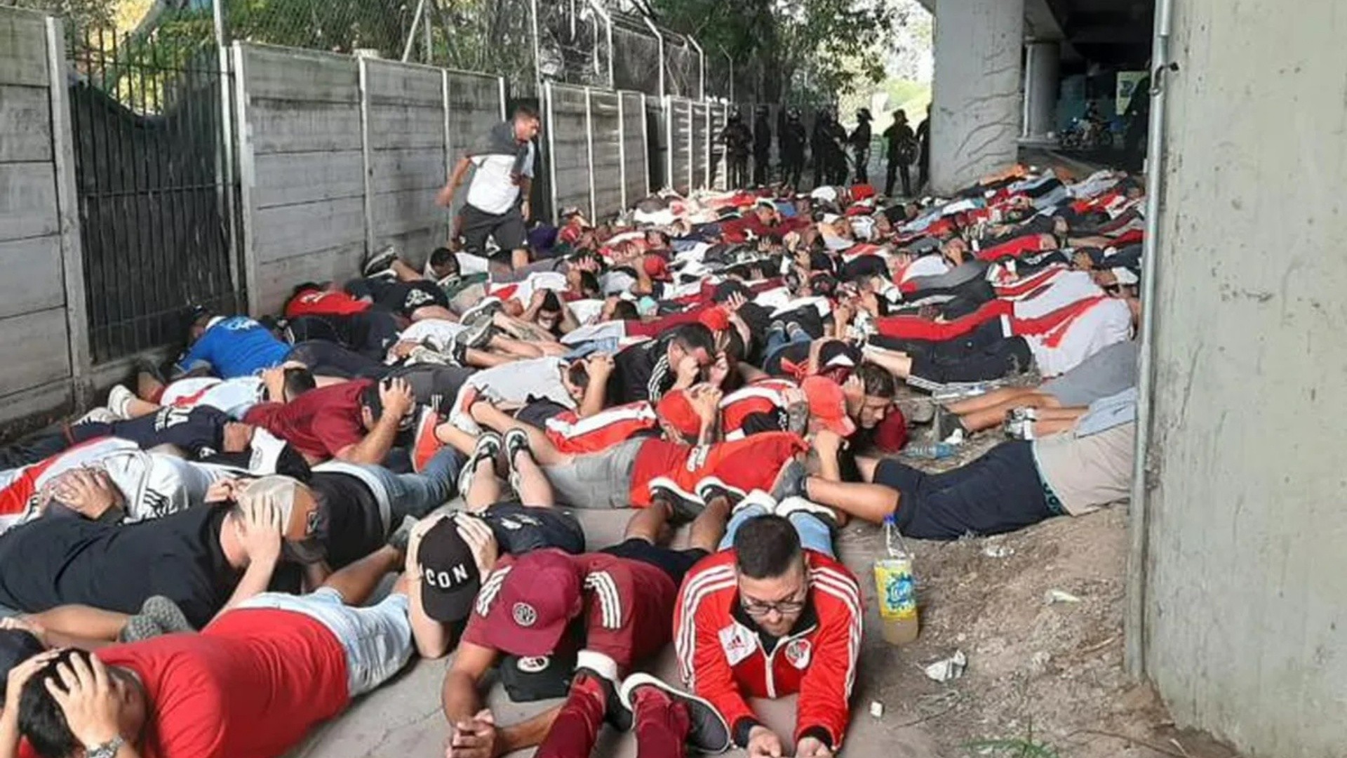 Así detenian a los barras de River en la previa del duelo con Argentinos.