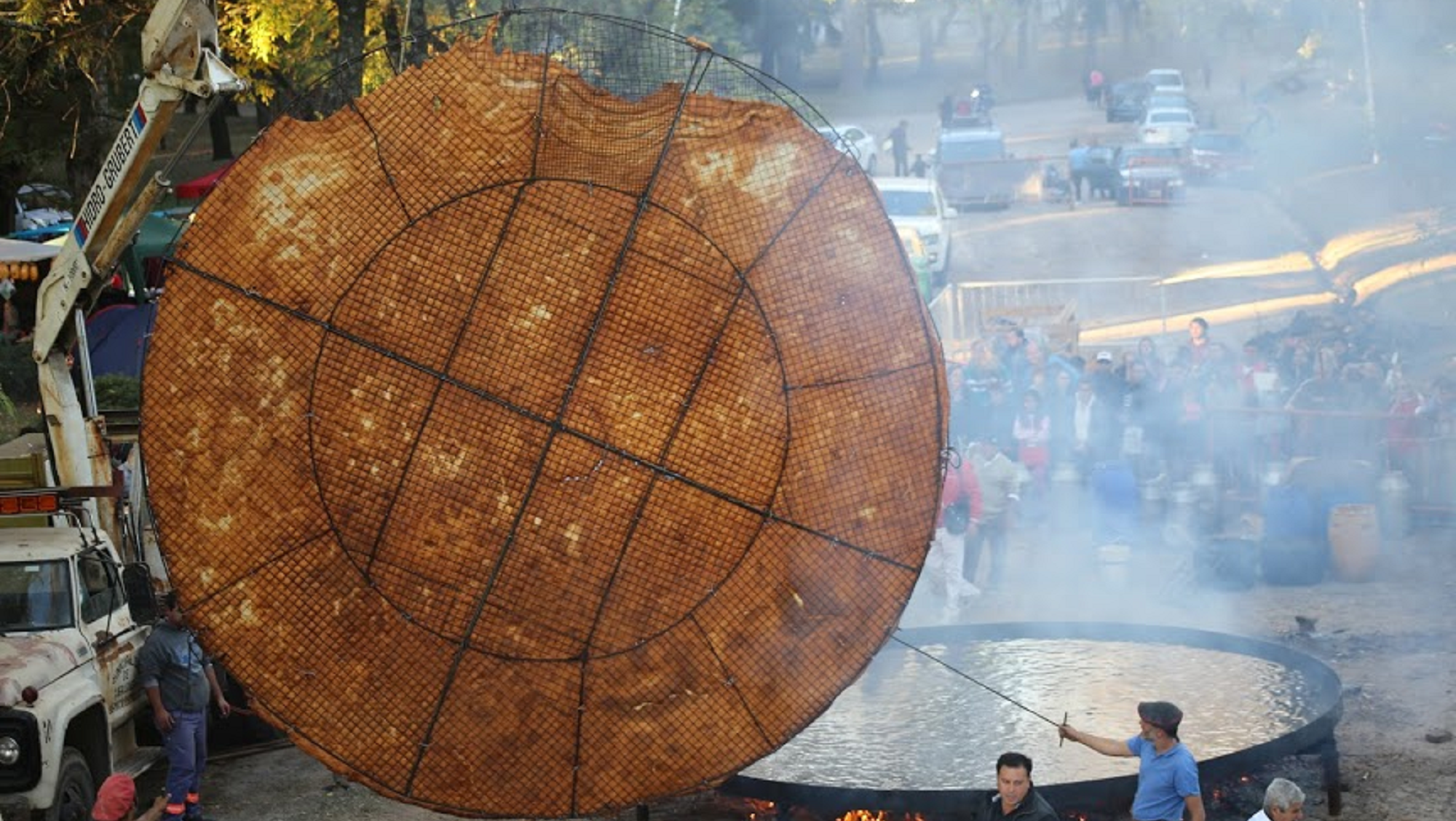 En Mercedes cocinaron la torta frita más grande del mundo.