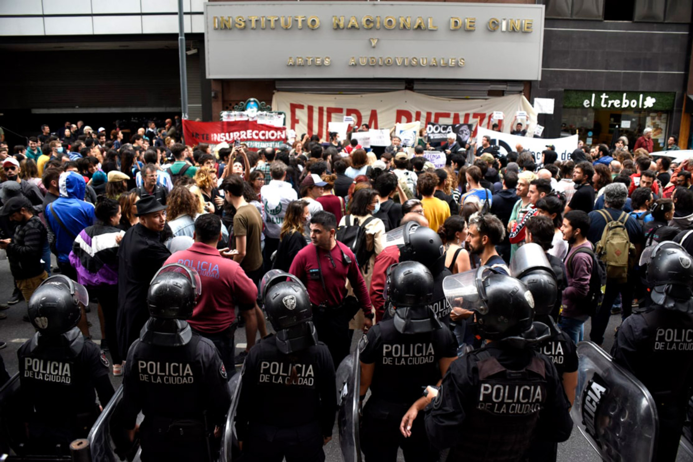 El ministro de Cultura de la Nación se presentó en el lugar y pidió el cese de la represión policial.