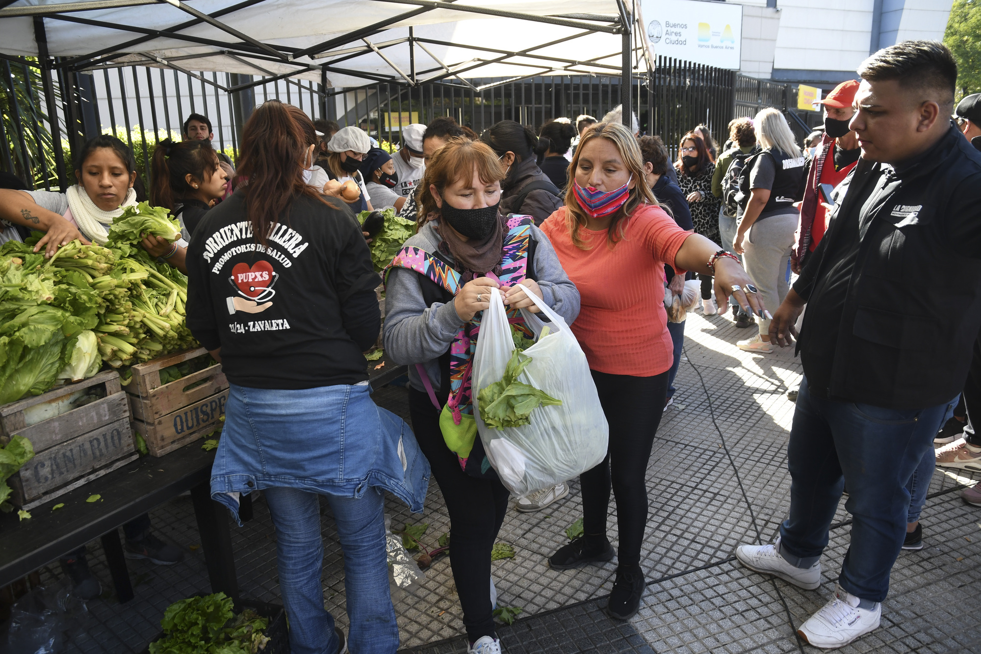 Las organizaciones sociales repartieron más de 10.000 kilos de pan y verduras frente a La Rural (Télam).