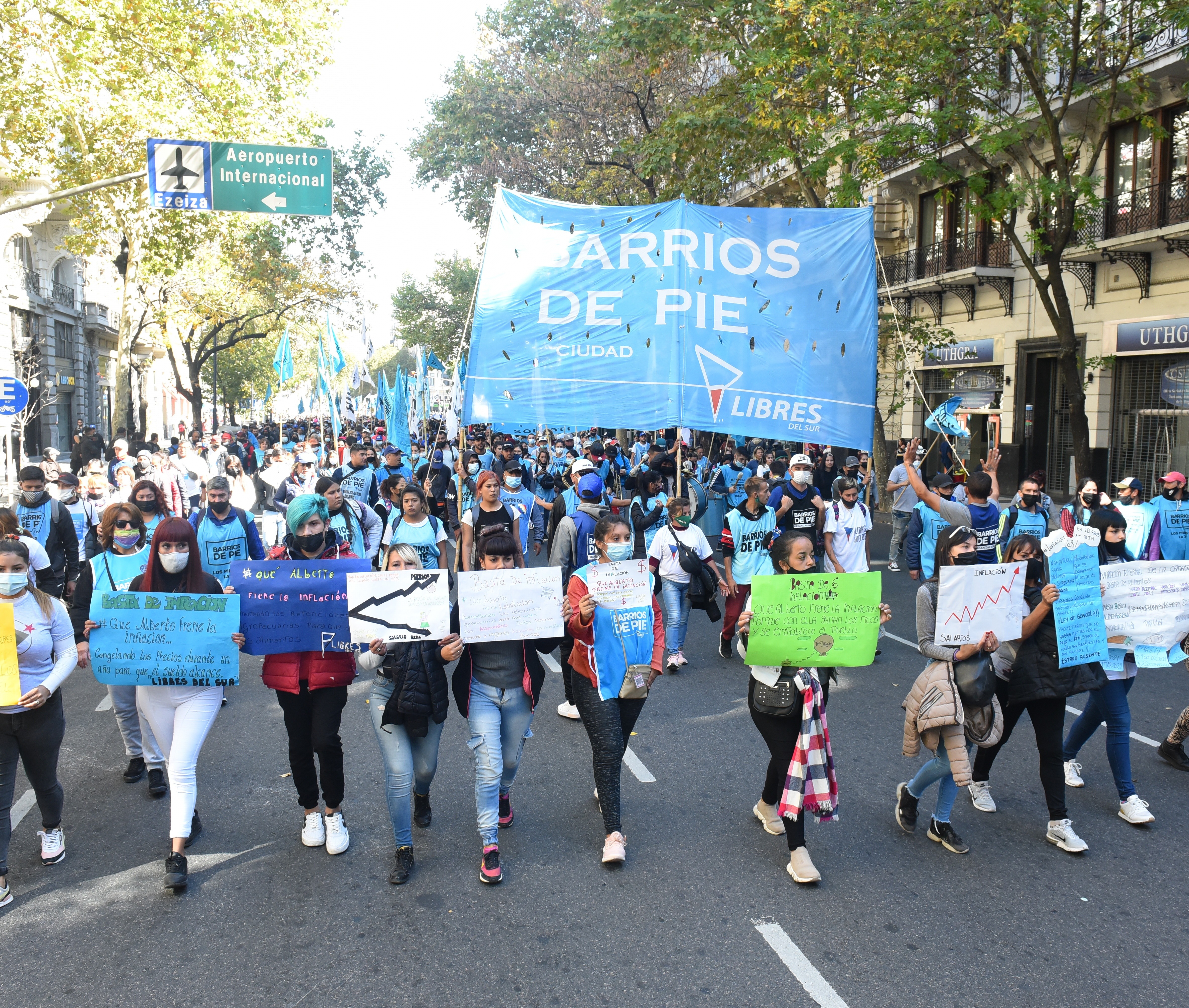 Varias columnas se desplazaron por la avenida de Mayo.