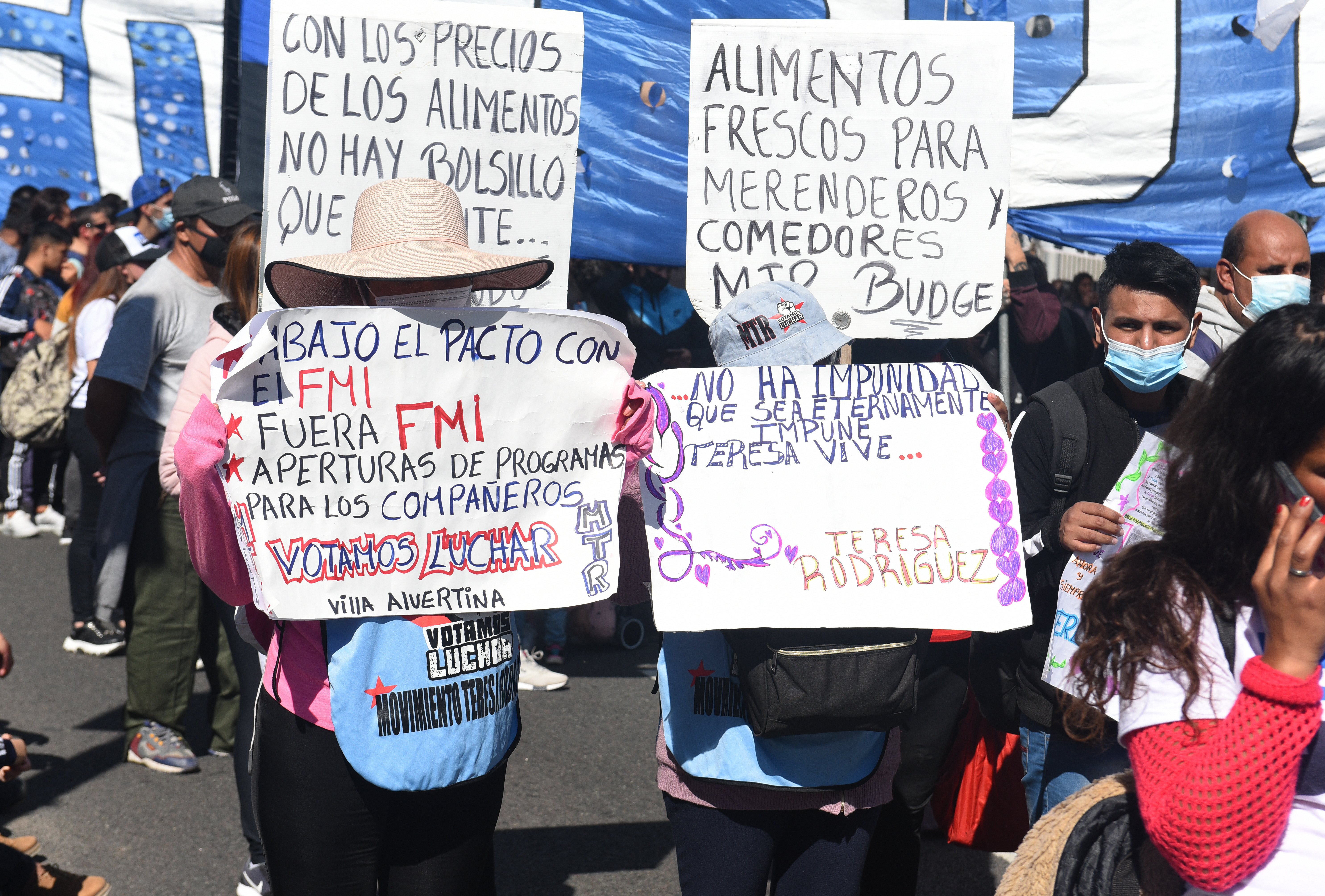 LA MASIVA MARCHA INCLUYÓ NUMEROSAS CONSIGNAS.