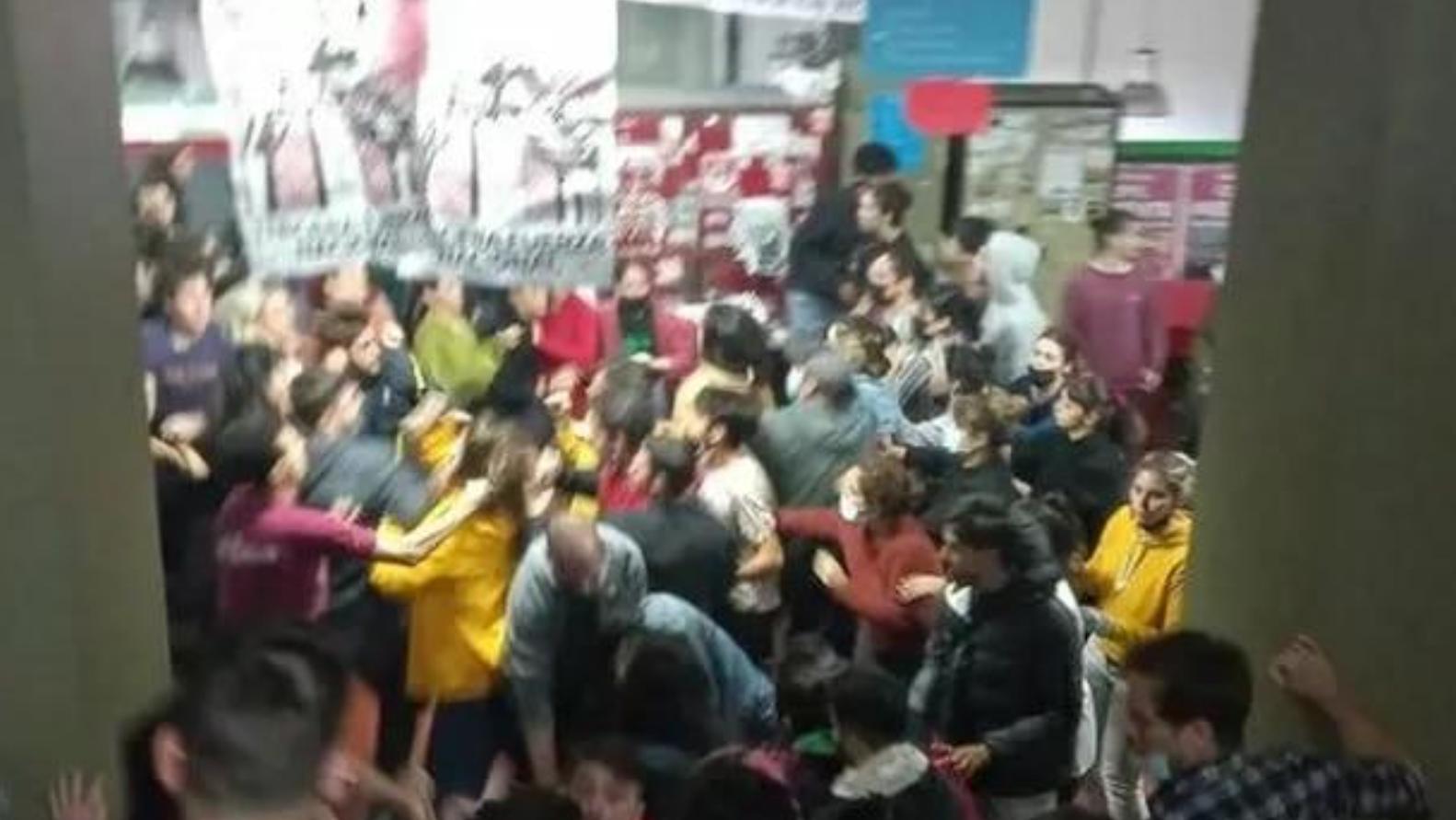 La pelea se produjo en la Facultad de Filosofía y Letras de la UBA (Twitter/@lopezmariaflor_).