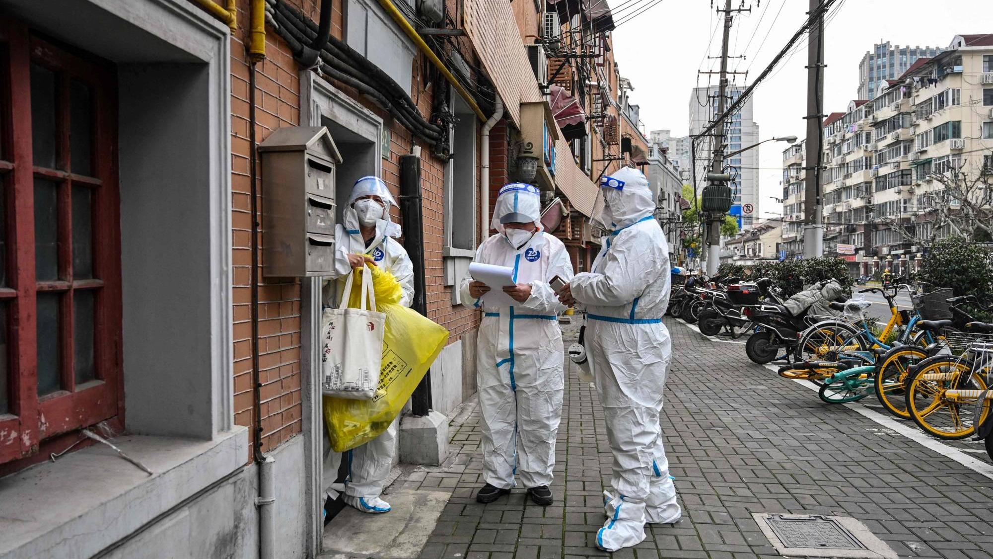 La cuarentena estricta no permite salir ni a hacer las compras a la población de Shanghai.