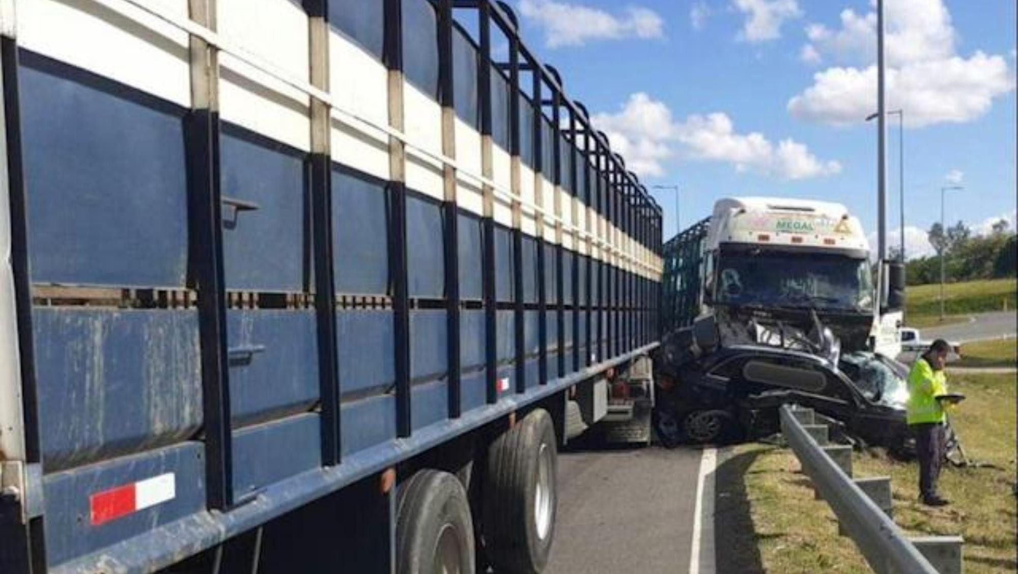 La peligrosa rotonda es frecuentada por vehículos de carga pesada, y fue escenario de más de un accidente.